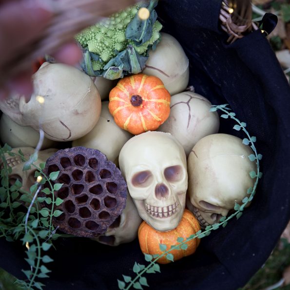 Dekorativ halloween kurv med lys, hodeskaller og gresskar