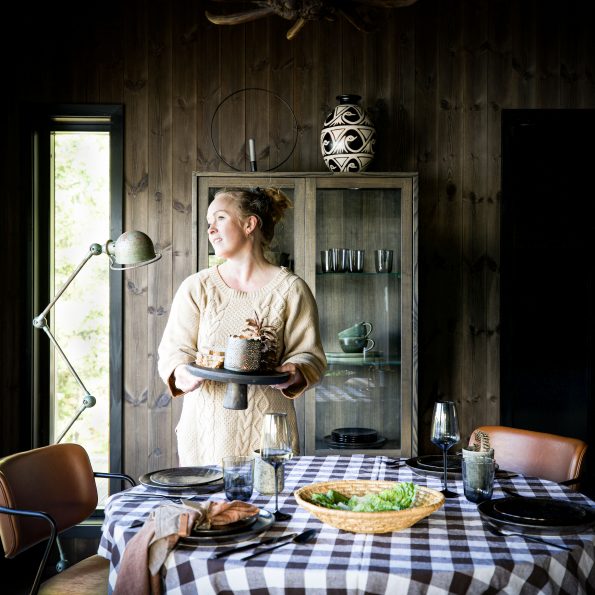 Høstlig borddekking med naturmaterialer, lin, tre og kurv.