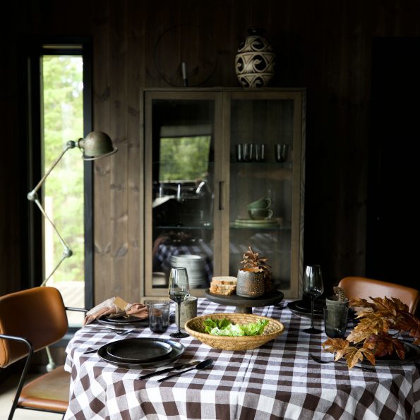 Høstlig borddekking med brente toner, brunt, løv, sorte glass og servise og rutete duk av interiørstylist Mona Fuhre Gulbrandsen