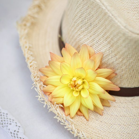 style hatten din med vakre blomster, som denne med gul Dahlia